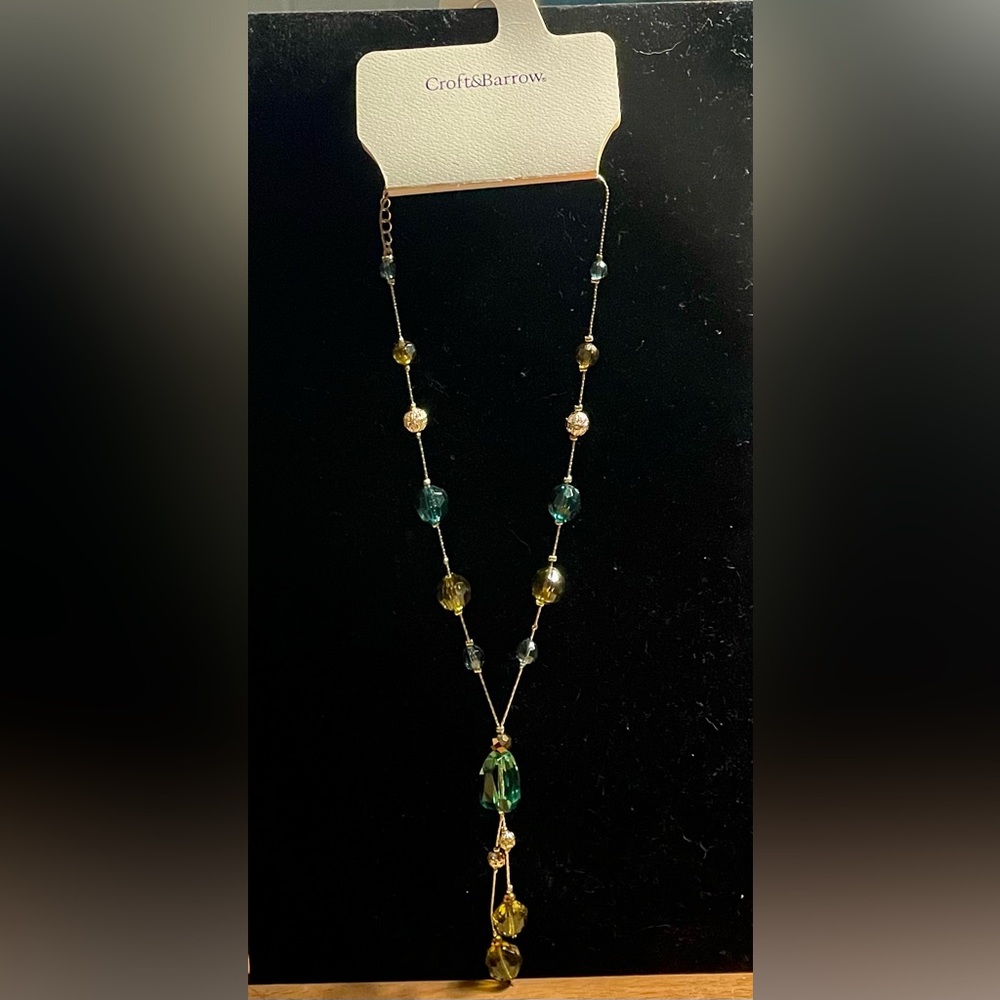 Very pretty Fashion Necklace NWT 22”clasp to end